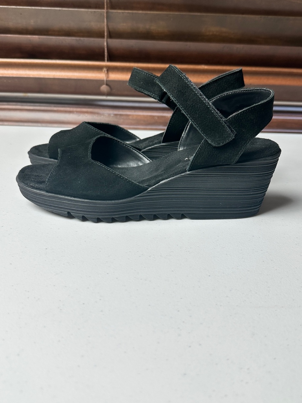 NIB AEROSOLES Bogaboo Heelreset Black Slingback Wedge Sandals with Velcro Strap